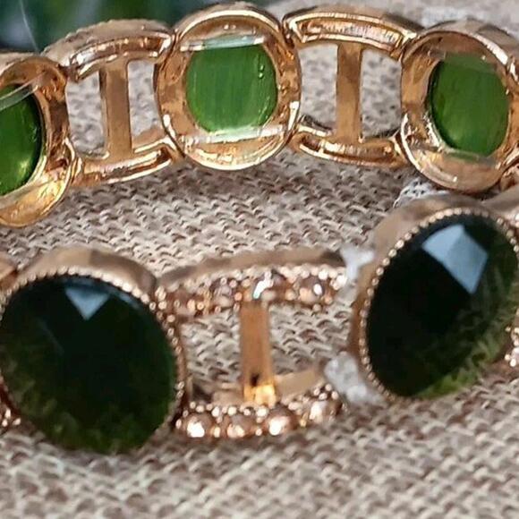 Monet Green Cabochon W/ Clear Rhinestones Signed Stretch Bracelet - Picture 5 of 7